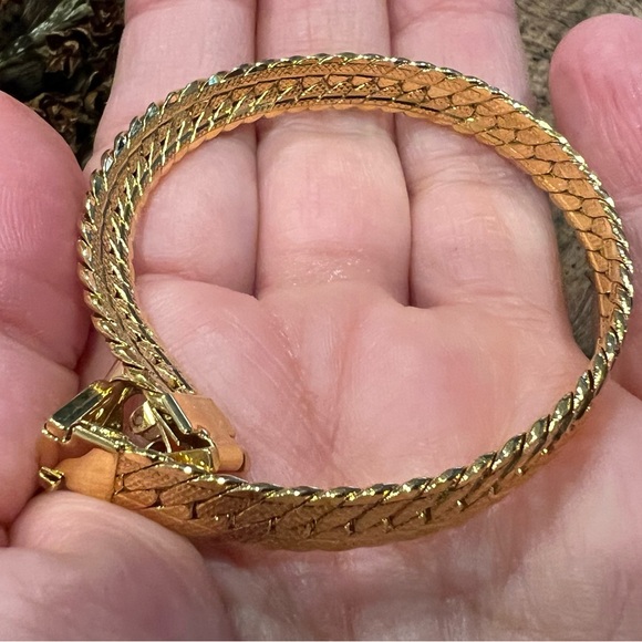 Signed NAPIER Gold Plated Tone Bracelet Flat Chain Herringbone Costume 7.5” - Picture 5 of 8